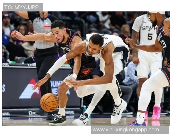 布克失误频繁引发主帅关注对手防守策略显著影响表现 布克失误频繁引发主帅关注对手防守策略显著影响表现