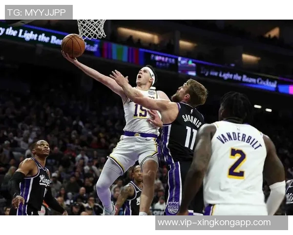 大范分析:里夫斯无球跑动活跃东契奇詹姆斯却选择静止待命 大范分析:里夫斯无球跑动活跃东契奇詹姆斯却选择静止待命