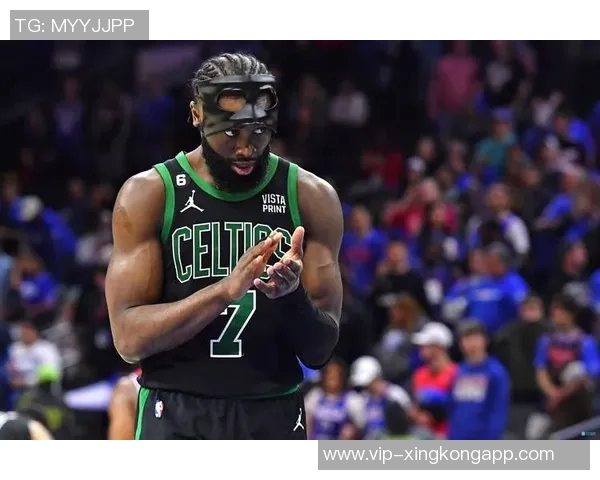 杰伦布朗上半场火力全开狂砍27分5篮板5助攻3抢断三分球命中率惊人